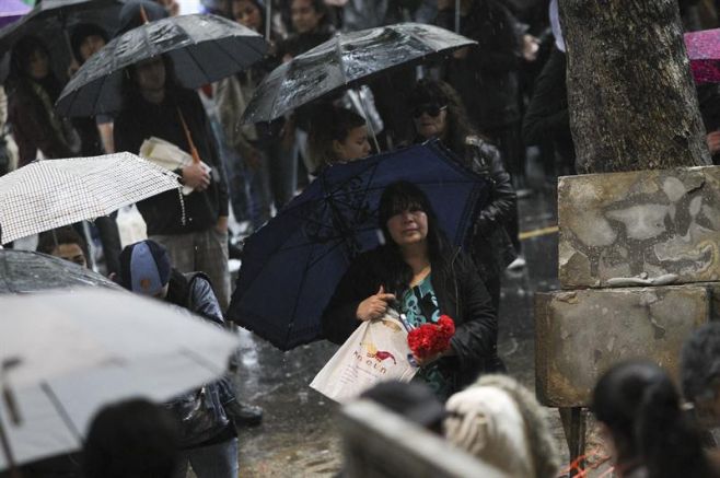 Miles de admiradores dan el último adiós a Gustavo Cerati. EFE