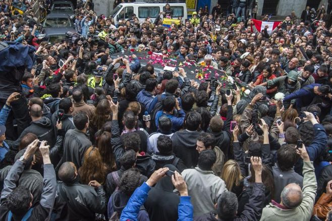 Miles de admiradores dan el último adiós a Gustavo Cerati. EFE