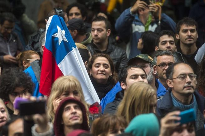 Miles de admiradores dan el último adiós a Gustavo Cerati. EFE