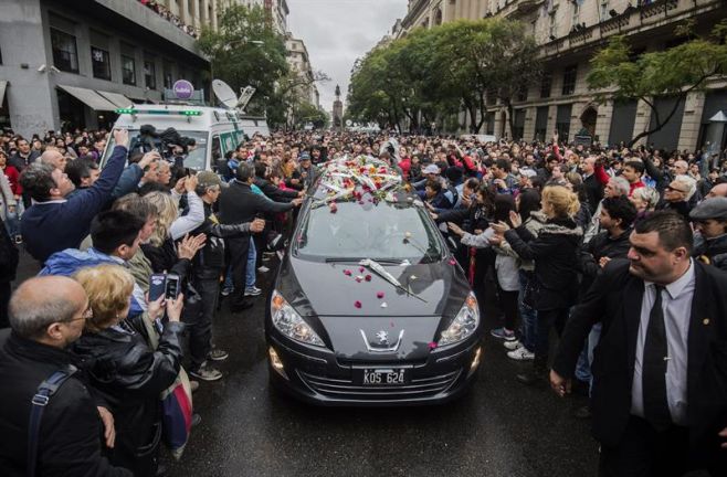 Miles de admiradores dan el último adiós a Gustavo Cerati. EFE