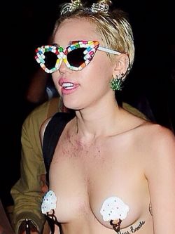 Miley Cyrus, de fiesta y en topless en Nueva York Miley Cyrus, de fiesta y en topless en Nueva York