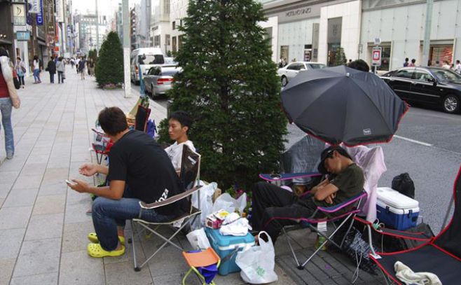 Cola en Tokio para reservar el nuevo iPhone 6 de Apple