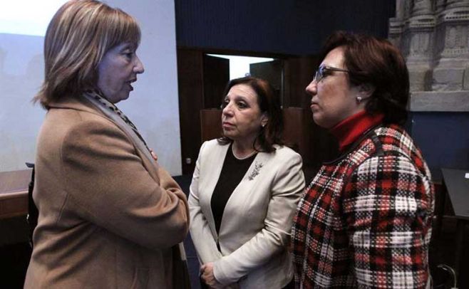 La presidenta de la Comisin Honoraria de Lucha contra el Cncer, Mara Julia Muoz (i), la intendenta de Montevideo, Ana Olivera (c) y la ministra de Salud, Susana Muiz (d). EFE/Ivn Franco