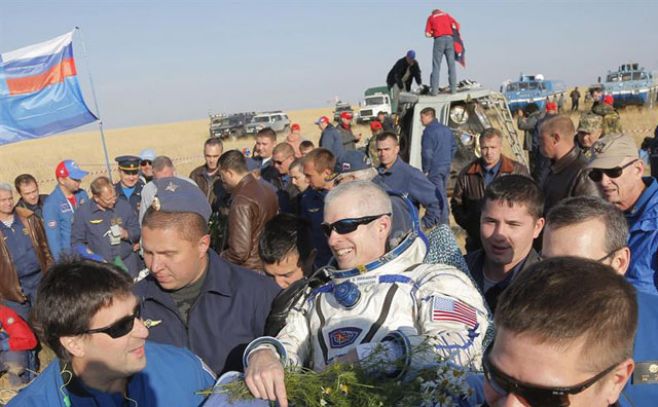 Aterriza con éxito nave con tres astronautas a bordo