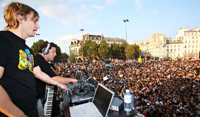 La "Techno Parade" reúne multitudes en París