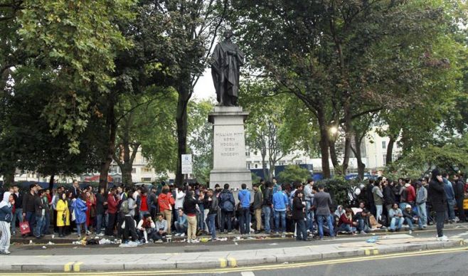 #iPhonemaniacos uruguayos deberán ser pacientes. EFE