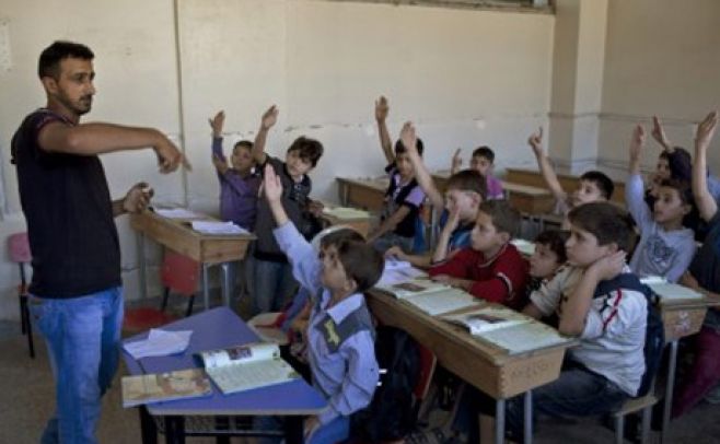 Archivo. Fotografa facilitada hace un ao, que muestra a nios sirios en una clase de primaria en un colegio del distrito de Saif Al-Dawla, en Alepo (Siria).. EFE