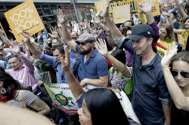 Leonardo DiCaprio, Edward Norton y Mark Ruffalo durante la manifestacin. EFE