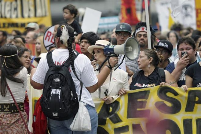 Leonardo DiCaprio y otros famosos marchan por el clima. EFE