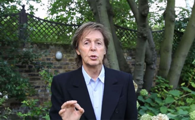 Paul McCartney pide en un vdeo no comer carne los lunes. 