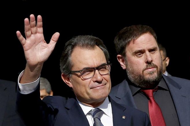 El presidente catal�n, Artur Mas (i), y el l�der de ERC, Oriol Junqueras, salen del Palau de la Generalitat tras la firma del decreto de convocatoria de la consulta.. EFE