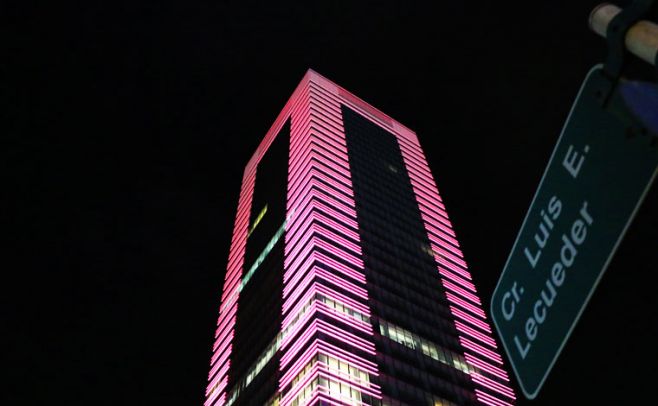 Montevideo se iluminó de rosa contra el cáncer de mama. Ecom