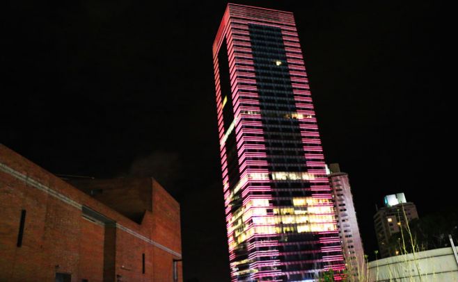 Montevideo se iluminó de rosa contra el cáncer de mama. Ecom