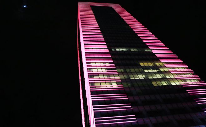 Montevideo se iluminó de rosa contra el cáncer de mama. Ecom