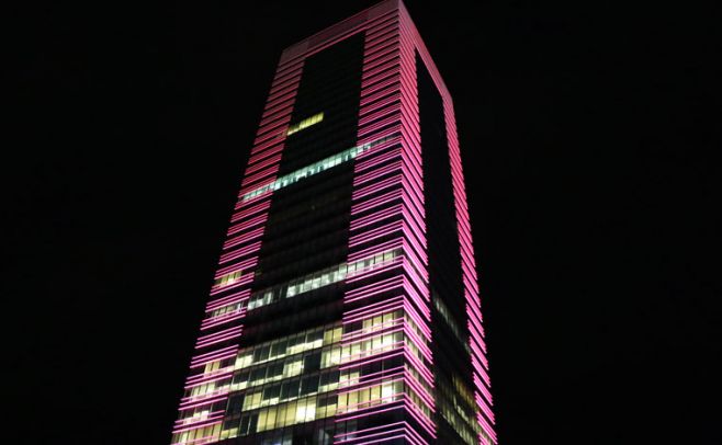 Montevideo se iluminó de rosa contra el cáncer de mama. Ecom