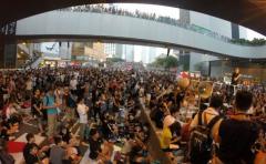 Miles de personas reclaman en Hong Kong la dimisión del jefe del Consejo Ejecutivo y democracia real