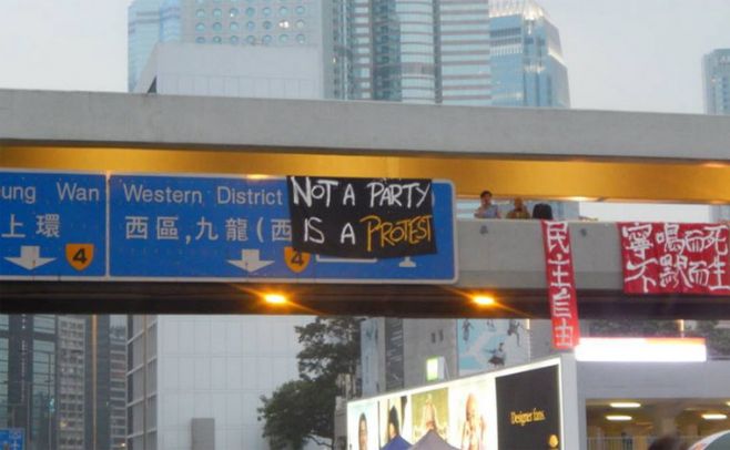 Miles de personas reclaman en Hong Kong la dimisión del jefe del Consejo Ejecutivo y democracia real. Felipe Llambas