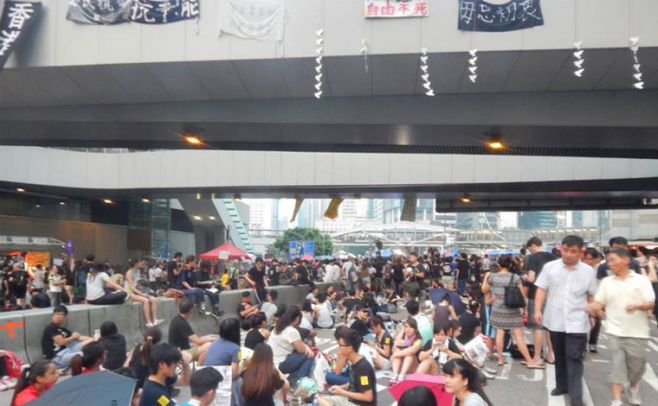 Miles de personas reclaman en Hong Kong la dimisión del jefe del Consejo Ejecutivo y democracia real. Felipe Llambas