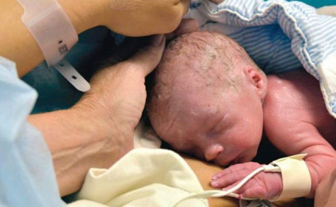 Nace primer bebé del mundo tras trasplante de útero