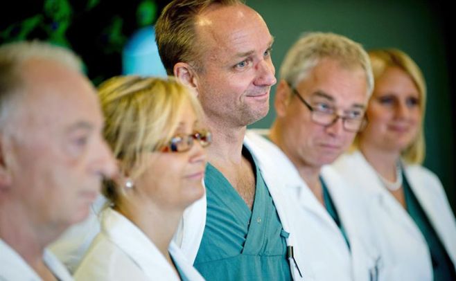 El doctor Mats Brannstrom en el centro, con su equipo.. Foto: Efe