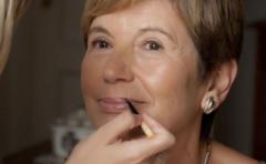 Maquillarse mejora la salud de las mujeres mayores