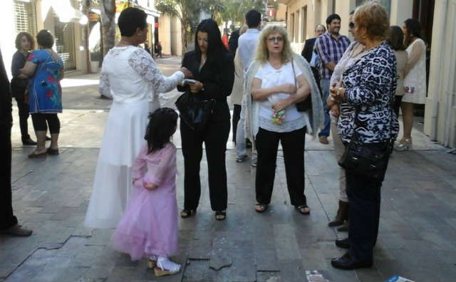 Funcionarios del Registro Civil casan parejas al aire libre, en medio de la peatonal Sarandí