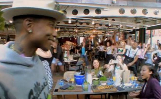 Pharrell Williams sorprende a una fanática con un flashmob