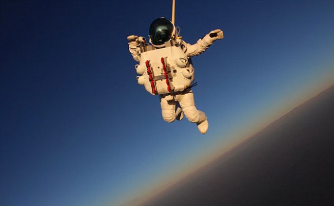 Ejecutivo de Google saltó desde estratosfera y rompe récord