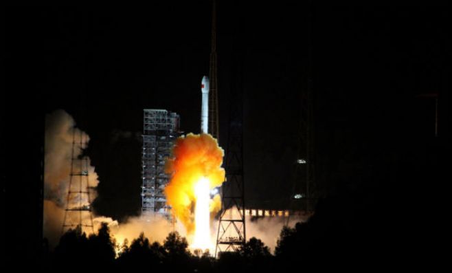 China lanza sonda lunar que volverá a la Tierra