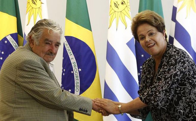 El presidente Jos Mujica saluda a la mandataria brasilea, Dilma Rousseff, hoy, viernes 7 de noviembre de 2014, en el Palacio de Planalto, en Brasilia, donde Mujica felicit a Rousseff por su reeleccin en los comicios de octubre pasado.. EFE