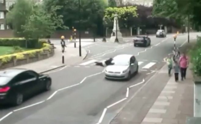 Quiso cruzar Abbey Road como un Beatle pero no le fue bien