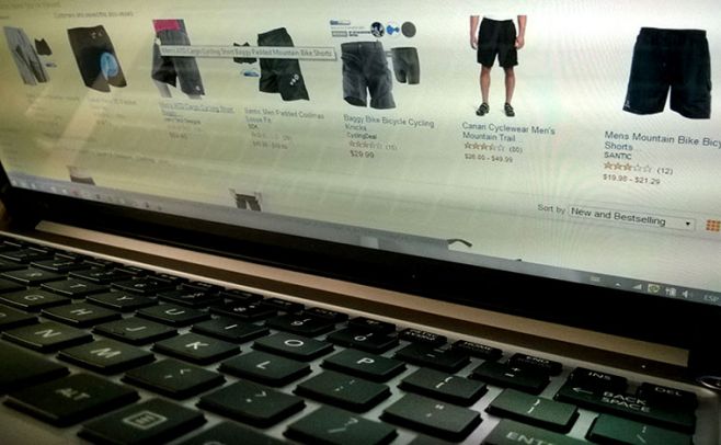 Foto ilustrativa sobre compra por Internet. Javier Calvelo / adhocFotos