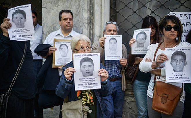Concentracin frente a la embajada de Mxico en Montevideo, en repudio a la desaparicin forzada de 43 estudiantes normalistas de Ayotzinapa el pasado 26 y 27 de setiembre.. Santiago Mazzarovich/adhocFotos