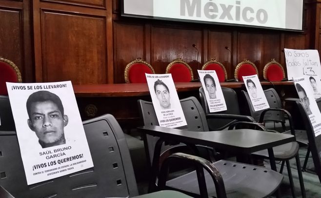 Los estudiantes estuvieron representados en las sillas puestas en el centro del escenario.