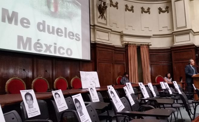 Los estudiantes estuvieron representados en las sillas puestas en el centro del escenario.