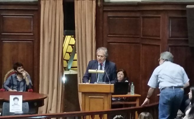 Almagro hablando en el Paraninfo.