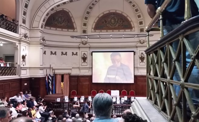 El momento de la proyeccin del video de Mario Benedetti.