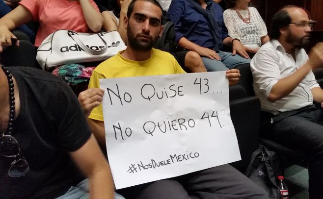 "No quise 43, no quiero 44" rezaba el cartel que un joven llev al Paraninfo.