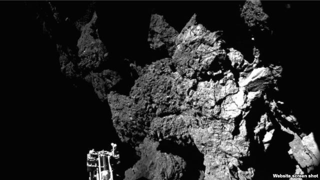 Primera foto enviada a la Tierra del cometa P67, tomada por el m�dulo Philae, cuya pata se ve abajo, a la izquierda.. 