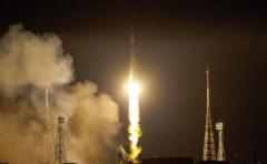 La Soyuz TMA-15M se acopla a la EEI con tres tripulantes