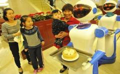 En China, los mozos de un restaurante son robots