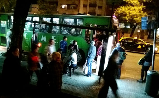 Este lunes persiste paro de taxis y se suman las cooperativas Este lunes persiste paro de taxis y se suman las cooperativas