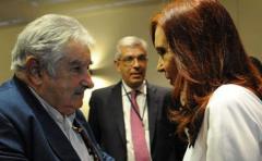 Mujica ofreció a Fernández instalar planta de celulosa en Corrientes