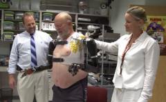 Este hombre controla sus brazos robóticos con la mente