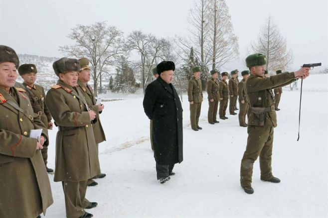 otograf�a facilitada por la Agencia Central de Noticias surcoreana KCNA el 5 de diciembre de 2014 y distribuida hoy, mi�rcoles 10 de diciembre de 2014 del l�der norcoreano, Kim Jong-un (c) mientras asiste a una sesi�n de entrenamiento militar invernal. EFE