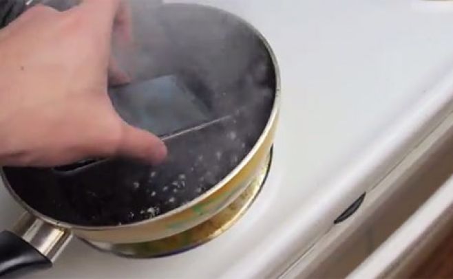 Un hombre puso a hervir su Iphone 6 en Coca-Cola