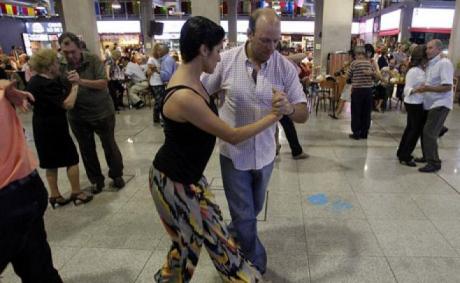 Fiesta de fin de año en el Mercado Agrícola. EFE