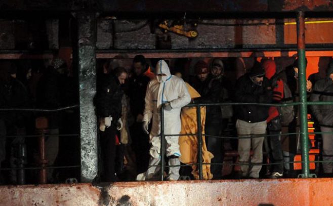 Italia: controlan barco abandonado con inmigrantes Italia: controlan barco abandonado con inmigrantes