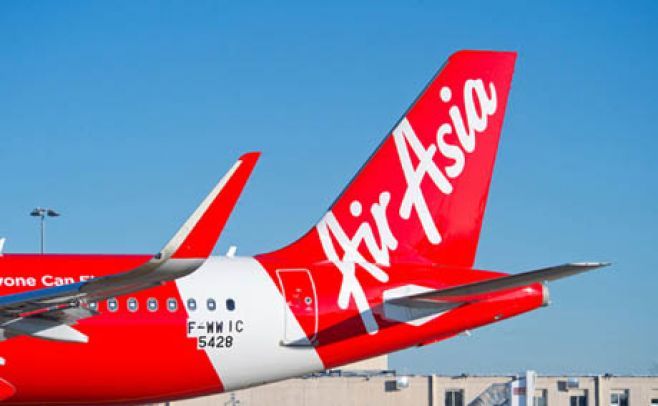 Hallan partes grandes del avión de AirAsia desaparecido