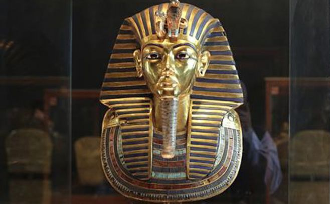Personal de limpieza dañó máscara de Tutankamón